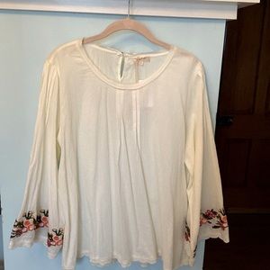 Embroidered sleeves  cream women’s top large. NWT